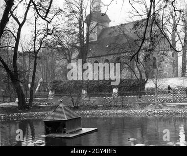 Vor der Dorfkirche Tempelhof in Berlin liegt der Klarensee. Auf dem Teich schwimmt 1937 ein Floß mit Schutz für Enten und Gänse. [Automatisierte Übersetzung] Stockfoto