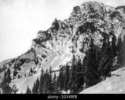 Der Wendelstein von Südwesten aus gesehen. Links unterhalb des Gipfels befinden sich die Kirche am Wendelstein und das erste Wendelsteinhaus, das von 1883 bis 1887 stand. Links unten befindet sich die Wendelsteiner Alm. Undatierte Aufnahme, aufgenommen um 1885. [Automatisierte Übersetzung] Stockfoto