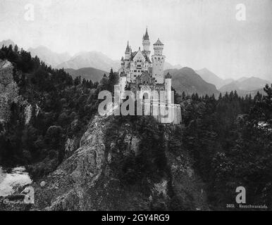 Der Blick aus dem Jahr 1910 von Osten ist auf Schloss Neuschwanstein mit dem Torhaus im Vordergrund und der Pöllatschlucht auf der linken Seite. Im Hintergrund die Allgäuer Alpen. [Automatisierte Übersetzung] Stockfoto