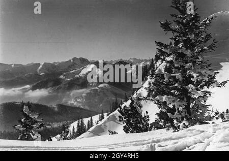 Blick von der verschneiten Rotwand bei Bayrischzell auf das Karwendelgebirge, davor der bayerische und der österreichische Schinder. Undatierte Aufnahme, vermutlich um das Jahr 1910 aufgenommen. [Automatisierte Übersetzung] Stockfoto