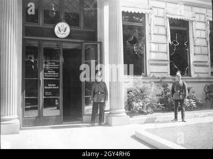 Zwei Polizisten stehen 1931 vor dem amerikanischen Generalkonsulat in Berlin. Sie sichern das Gebäude, nachdem die Fenster von Demonstranten, die gegen die US-Reparationsrichtlinie waren, gebrochen wurden. Das Konsulat beherbergt die Büros des Handelsattaché des Handelsministeriums und des Landwirtschaftsattaché des Landwirtschaftsministeriums. [Automatisierte Übersetzung] Stockfoto