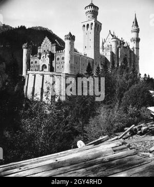 Dieses Foto, aufgenommen um 1900, zeigt Schloss Neuschwanstein aus dem Nordosten mit dem Torhaus als Eingang zum Schloss. [Automatisierte Übersetzung] Stockfoto