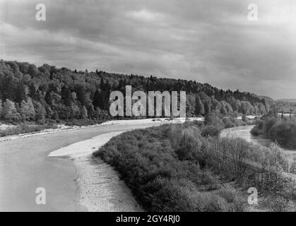 Von der Grünwalder Brücke geht der Blick nach Süden. Links fließt die Isar, rechts der Eiswerkkanal. Ganz rechts im Hintergrund sieht man das Wasserkraftwerk Höllriegelskreuth. Undatierte Aufnahme, wahrscheinlich um 1940 aufgenommen. [Automatisierte Übersetzung] Stockfoto