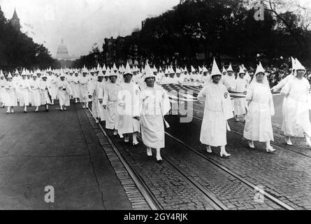 Parade der weiblichen Ku Klux Klan Mitglieder in Washington D.C. anlässlich der Eröffnung einer neuen Convention. Das Capitol im Hintergrund. [Automatisierte Übersetzung] Stockfoto