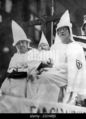 Ku Klux Klan Mitglieder bei einem Treffen: Die 86-jährige Anna Doss (l.) und die Frau des KKK-Führers im US-Bundesstaat Ohio, Theodore Heck sr., mit ihrem gemeinsamen sechs Monate alten Sohn Theodore jr. (Undated photo) [automatisierte Übersetzung] Stockfoto