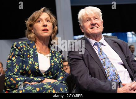 Rebecca Pow. Der parlamentarische Staatssekretär für innere Umwelt und Stanley Johnson, Vater des Premierministers Boris Johnson, bei einem Treffen am Rande der Sitzung. Stockfoto