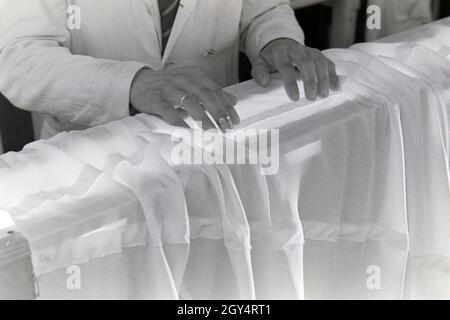 Hände des Vorarbeiters Fallschirm in einer Näherei, Deutschland 1940er Jahre. Hände von einem häuptling an einem Fallschirm nähen Fabrik, Deutschland 1940. Stockfoto