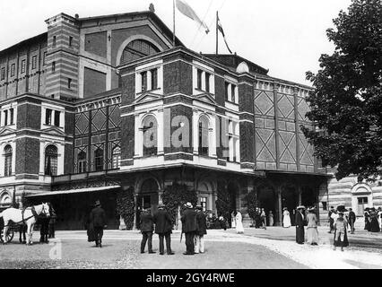 Dieses Foto zeigt das Richard Wagner Festspieltheater in Bayreuth im Jahr 1912, mit einer High Society, die sich westlich des Haupteingangs versammelt, vermutlich für eine Opernaufführung bei den Bayreuther Festspielen. [Automatisierte Übersetzung] Stockfoto