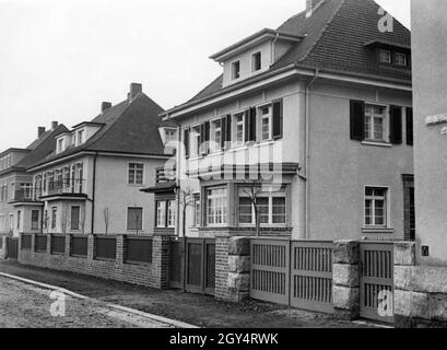 Die Häuser in der Meistersingerstraße in Bayreuth mit den Hausnummern 27 (ganz rechts) bis Nr. 19 (ganz links) wurden 1936 gebaut. [Automatisierte Übersetzung] Stockfoto