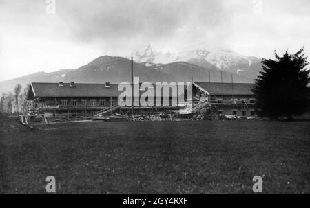 Am 11. Mai 1937 wurde der Neubau der Reichskanzlei (Berchtesgadener Amt) in Bischofswiesen am Fuße des Watzmann (ganz im Hintergrund, davor der Grünstein) fast fertig gestellt. Auf dem Gerüst des Gebäudes, das nach Plänen von Alois Degano gebaut wurde, hängt ein Plakat der Deutschen Arbeitsfront. [Automatisierte Übersetzung] Stockfoto