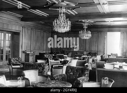 Das Foto vom 10. August 1940 zeigt den großen Empfangsraum des Berchtesgadener Hofes (früher: Grand Hotel Auguste Viktoria) in Berchtesgaden nahe dem Obersalzberg kurz nach seiner Einweihung. Das Hotel diente Hitler und der NSDAP als Gästehaus. [Automatisierte Übersetzung]' Stockfoto