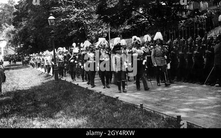 Der Sarg des am 30. Juli 1900 verstorbenen Herzogs Alfred von Sachsen-Coburg und Gotha wurde vor der Beerdigung am 4. August vor dem Altar der Stadtkirche St. Moriz in Coburg angelegt. Hier passiert die Prozession zur Moriz-Kirche eine Gruppe von Soldaten, die das Gewehr überreichen. Zahlreiche Adlige und Offiziere sind unter ihnen. Das Foto wurde vom Coburger Hoffotografen Eduard Uhlenhuth aufgenommen. [Automatisierte Übersetzung] Stockfoto