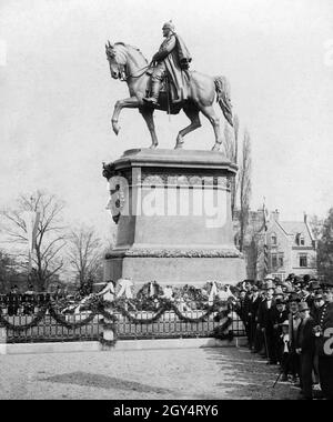 Das Reiterdenkmal des Herzogs Ernst II. Von Sachsen-Coburg und Gotha nach einem Vorbild von Gustav Eberlein steht im Hofgarten in Coburg. Das Foto entstand bei der Einweihung des festlich geschmückten Denkmals am 10. Mai 1899. [Automatisierte Übersetzung] Stockfoto