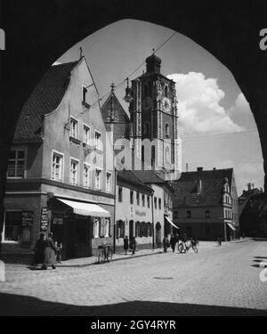 'Der Blick geht vom Kreuztor in die Altstadt von Ingolstadt mit dem Südturm des Liebfrauenmünsters in der Bildmitte. In der Häuserreihe auf der linken Seite befinden sich Geschäfte und das ''Gasthaus zum Engel'' (Hausnr L 11, S. Undatierte Aufnahme, wahrscheinlich um 1930 aufgenommen. [Automatisierte Übersetzung]' Stockfoto