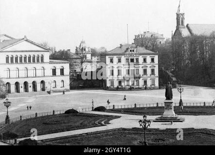 Dieses Foto aus dem Jahr 1898 zeigt den Schlossplatz in Coburg mit der Statue des Herzogs Ernst I. von Sachsen-Coburg und Gotha in der Mitte. Links das Hoftheater (heute das Landestheater Coburg), rechts das Palais Edinburgh und ganz rechts eine Allee zur Kirche St. Augustin. [Automatisierte Übersetzung] Stockfoto