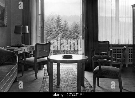 Das Foto vom 10. August 1940 zeigt einen der Räume des Berchtesgadener Hofes (früher: Grand Hotel Auguste Viktoria) in Berchtesgaden nahe dem Obersalzberg kurz nach seiner Einweihung. Das Hotel diente Hitler und der NSDAP als Gästehaus. [Automatisierte Übersetzung]' Stockfoto