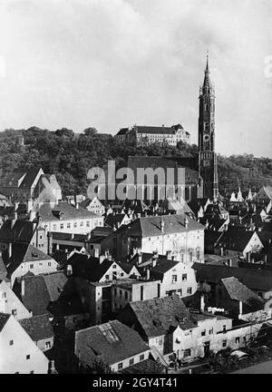 Dieses Foto aus dem Jahr 1932 zeigt die Jesuitenkirche St. Ignatius (hinten links), die St.-Martin-Kirche und Schloss Trausnitz in Landshut. Die verwinkelten Gebäude und Hinterhöfe entlang der Isar sind im Vordergrund deutlich sichtbar. Hinter ihnen steht die Stadtresidenz Landshut. [Automatisierte Übersetzung] Stockfoto