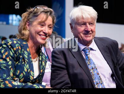 Rebecca Pow. Der parlamentarische Staatssekretär für innere Umwelt und Stanley Johnson, Vater des Premierministers Boris Johnson, bei einem Treffen am Rande der Sitzung. Stockfoto