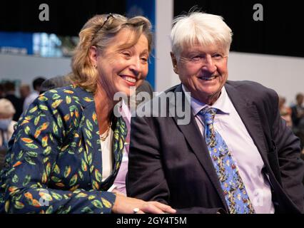 Rebecca Pow. Der parlamentarische Staatssekretär für innere Umwelt und Stanley Johnson, Vater des Premierministers Boris Johnson, bei einem Treffen am Rande der Sitzung. Stockfoto