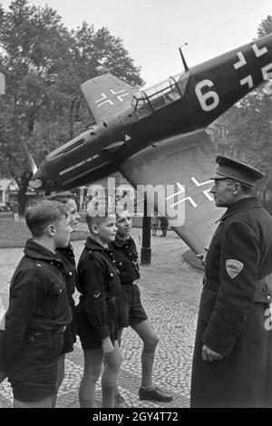 Hitlerjungen eine einer Messerschmitt ME 109 auf der Wehrmachtsausstellung, Deutschland 1940er Jahre. Hitler Jugend an eine Messerschmitt ME 109 militärischen Ebene an die Wehrmachtsausstellung, Deutschland 1940. Stockfoto