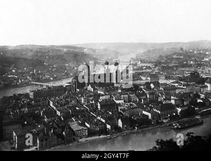 Der Blick aus dem Jahr 1907 von der Veste Oberhaus ist auf die Halbinsel zwischen der Donau (vorne) und dem Inn (hinten), auf der die Altstadt von Passau liegt. Die Marienbrücke zur Kirche St. Gertraud (ganz links) und die Kaiserin-Elisabeth-Brücke für die Eisenbahn führen über den Inn. In der Altstadt steht der Dom St. Stephan (Mitte des Bildes), links davon die Residenz des Neuen Fürstbischofs. Auf der rechten Seite des Hügels raucht der Kamin der Löwenbrauerei Passau. [Automatisierte Übersetzung] Stockfoto