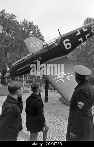 Hitlerjungen eine einer Messerschmitt ME 109 in de Wehrmachtsausstellung, Deutschland 1940er Jahre. Hitler Jugend an eine Messerschmitt ME 109 militärischen Ebene an die Wehrmachtsausstellung, Deutschland 1940. Stockfoto