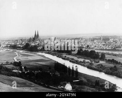 Von der Winzerer Höhe am Nordufer der Donau geht der Blick über den Fluss in die Altstadt von Regensburg. Sie sehen (von links nach rechts): Die Niedermünsterkirche, den Regensburger Dom, den Turm des Alten Rathauses, den Goldenen Turm, die Neupfarrkirche und das Kloster St. Emmeram. Das undatierte Foto aus Max Stufflers Kunstverlag wurde vermutlich um 1910 aufgenommen. [Automatisierte Übersetzung] Stockfoto