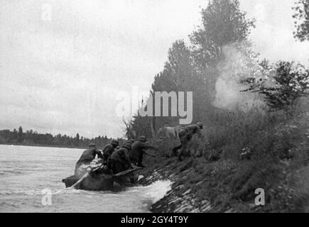 'Französischer Feldzug im Zweiten Weltkrieg: Deutsche Soldaten überqueren den Rhein in ''Sieg im Westen'', einem Kriegsfilm der Ufa. [Automatisierte Übersetzung]' Stockfoto