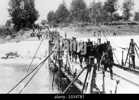 Französischer Feldzug im Zweiten Weltkrieg: Deutsche Soldaten überqueren die Aisne und den Ardennenkanal. [Automatisierte Übersetzung] Stockfoto