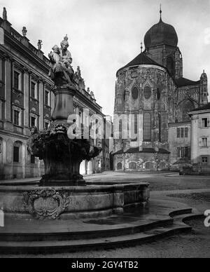 "Hinter dem Wittelsbacher Brunnen, der auf dem Residenzplatz in Passau steht, sieht man den Ostchor des Stephansdoms. An der Basis des Brunnens steht: ''Erinnerung an die 100 / Jahreszugehörigkeit / der Stadt Passau zur Krone / von Bayern / 1803 1903''. Auf der linken Seite grenzt der Platz an die Neue Residenz, auf der rechten Seite an das Marschallhaus (oder Palast des fürstbischöflichen Kanzlers). Das undatierte Foto wurde wahrscheinlich um 1930 aufgenommen. [Automatisierte Übersetzung]' Stockfoto