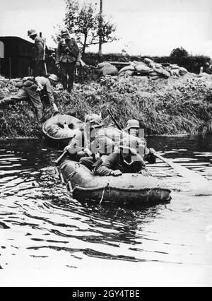 Deutsche Truppen überqueren einen Fluss in einem Schlauchboot. [Automatisierte Übersetzung] Stockfoto