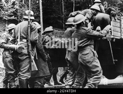 Gefangene britische Soldaten (Gordon Highlanders) werden mit einem Lastwagen in der Nähe von Merzig nahe der deutsch-französischen Grenze, bewacht von Wehrmachtssoldaten, weggebracht. [Automatisierte Übersetzung] Stockfoto