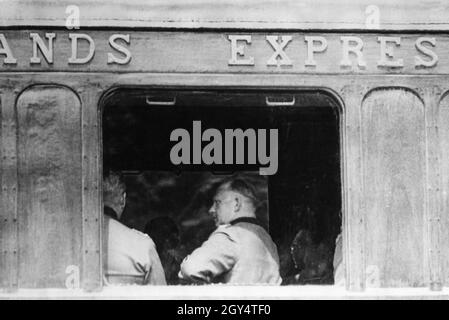 Waffenstillstandsverhandlungen zwischen Frankreich und Deutschland in Compiègne: Blick in den historischen Eisenbahnwaggon während der Verhandlungen. [Automatisierte Übersetzung] Stockfoto