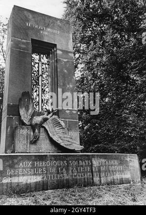 Kriegsdenkmal anlässlich der französischen Rückgewinnung von Elsass-Lothringen nach dem Ersten Weltkrieg in Compiègne. Ein auf dem Boden liegender gefallener Adler (Deutsches Reich) wird von einem Schwert durchbohrt (Frankreich). Die Inschrift lautet: ''Aux heroiques soldats de France défenseurs de la Patrie et du droit glorieux liberateurs de l'Alsace et de la Lorraine'' (für die heldenhaften französischen Soldaten, Verteidiger des Vaterlandes und des Gesetzes, glorreiche Befreier von Elsass-Lothringen). [Automatisierte Übersetzung]' Stockfoto