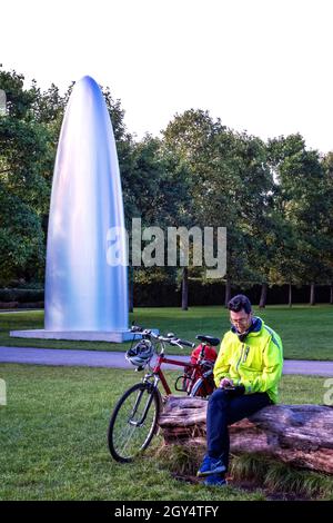 'Quantum Shift' von Gisela Colon auf der Frieze Art Messe Skulpturenausstellung im Regents Park London 2021 Stockfoto