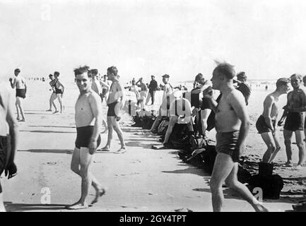 Soldaten der deutschen Wehrmacht baden im Atlantik in Frankreich. [Automatisierte Übersetzung] Stockfoto