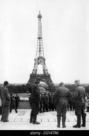 Soldaten der deutschen Wehrmacht lassen sich vor dem Eiffelturm im besetzten Paris fotografieren. [Automatisierte Übersetzung] Stockfoto