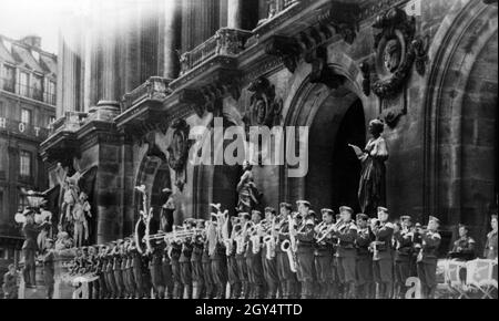 2. Weltkrieg: Konzert des Musikkorps der deutschen Luftwaffe auf dem Place de l'Opéra im besetzten Paris. [Automatisierte Übersetzung] Stockfoto