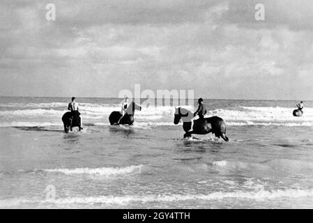 Soldaten der deutschen Wehrmacht auf einem Ausritt an der französischen Atlantikküste. [Automatisierte Übersetzung] Stockfoto