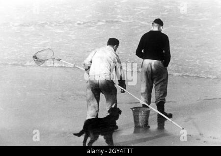 Soldaten der deutschen Wehrmacht fischen im Ärmelkanal im besetzten Frankreich auf Hering. [Automatisierte Übersetzung] Stockfoto