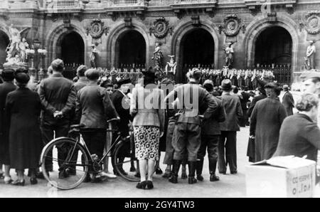 2. Weltkrieg: Militärkonzert des Musikkorps der deutschen Luftwaffe vor der Pariser Oper im besetzten Paris. [Automatisierte Übersetzung] Stockfoto