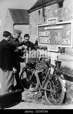 Grenzposten an der Grenzlinie zwischen Nord- und Südfrankreich: Ein Soldat überprüft die Personalausweise zweier Passanten. [Automatisierte Übersetzung] Stockfoto