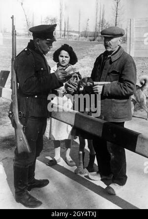 Grenzposten an der Grenzlinie zwischen Nord- und Südfrankreich: Ein Soldat überprüft die Ausweispapiere einer Familie. [Automatisierte Übersetzung] Stockfoto