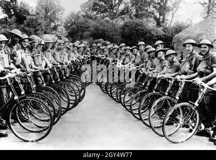 Britische Truppen bereiten sich in Großbritannien auf eine mögliche deutsche Invasion Englands im Rahmen der Operation Sea Lion: British Army Fahrradsäule vor. [Automatisierte Übersetzung] Stockfoto