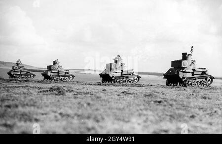 Britische Truppen bereiten sich in Großbritannien auf eine mögliche deutsche Invasion Englands im Rahmen der Operation Sea Lion: Tanks während eines Übungsmanövers vor. [Automatisierte Übersetzung] Stockfoto