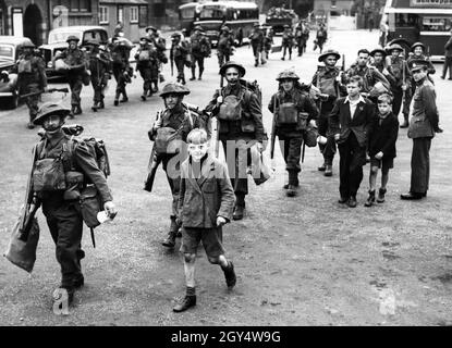 Britische Truppen bereiten sich in Großbritannien auf eine mögliche deutsche Invasion Englands im Rahmen der Operation Sea Lion vor: Soldaten im Feldeinsatz marschieren durch die Hauptstraße einer englischen Stadt. [Automatisierte Übersetzung] Stockfoto