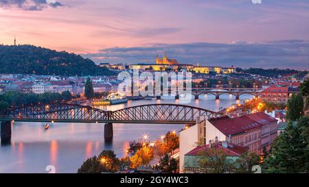 Prag bei Sonnenuntergang. Stadtbild von Prag, Hauptstadt der Tschechischen Republik mit Veitsdom und fünf Brücken über die Moldau bei Herbstsonnen Stockfoto