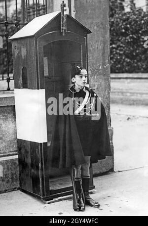 1930 steht ein bewaffneter Balilla-Posten vor dem faschistischen Jugendhaus in Rom. Kinder im faschistischen Italien sollten alle in Jugendorganisationen wie der Opera Nazionale Balilla 'ausgebildet' werden. Bei offiziellen Anlässen wurden sie in Parade-Uniformen besonders propagandistisch exponiert. [Automatisierte Übersetzung]' Stockfoto