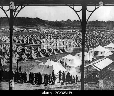 25000 Mitglieder der faschistischen Jugendorganisation Opera Nazionale Balilla lagerten 1932 in einem großen Zeltlager außerhalb Roms. Anlass war das zweite Militärsportfest in der Stadt. Das Zeltlager hatte eine große Feldküche (vorne rechts), wo die Faschisten im Bild Schlange stehen. [Automatisierte Übersetzung] Stockfoto