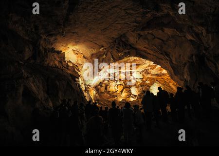 Eine Gruppe von Touristen versammelt sich am König-Artus-Dom in der Dachstein Rieseneishöhle, einer riesigen Eishöhle in den österreichischen Alpen, Salzkammergut Region Stockfoto